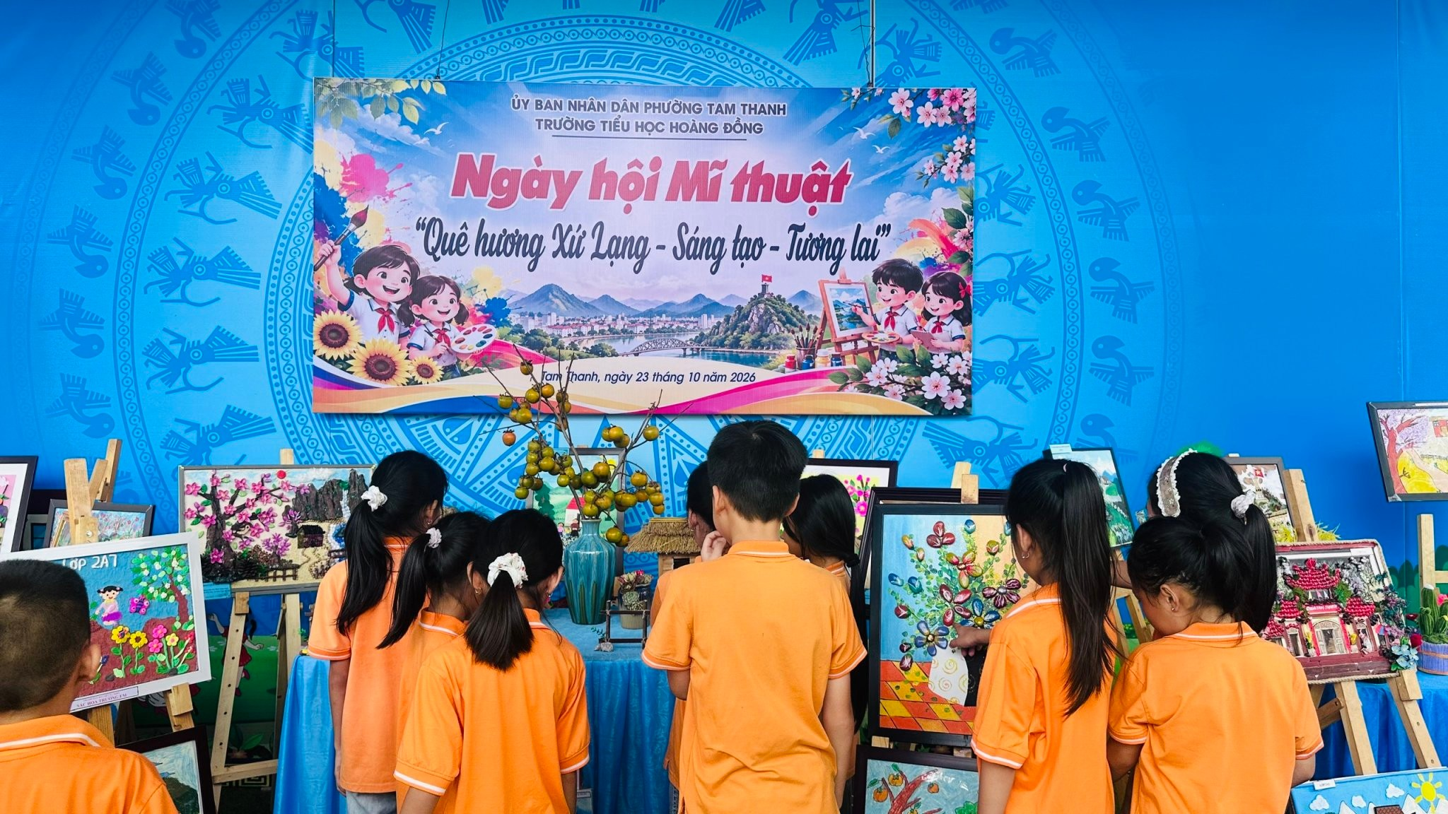 HS tham quan khu trưng bày SP.png