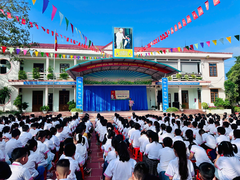 Trường Tiểu học Hoàng Đồng tích cực xây dựng môi trường học tập tiếng Anh, từng bước đưa tiếng Anh trở thành ngôn ngữ thứ hai trong trường học